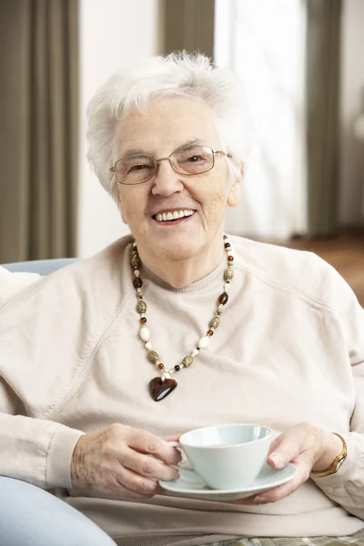 Mujer mayor disfrutando de una taza de té en casa —  Fotos de Stock