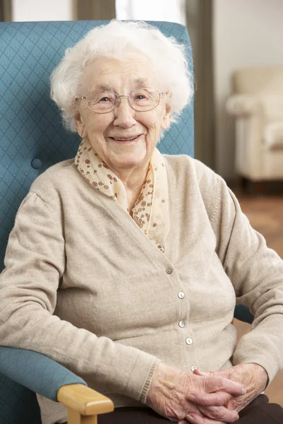 Senior vrouw ontspannen in stoel thuis — Stockfoto