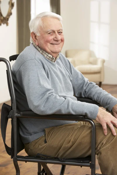 Homme âgé handicapé assis en fauteuil roulant — Photo