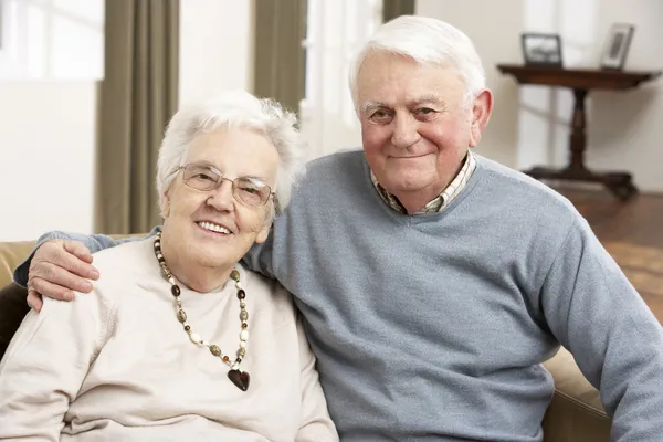 Retrato de casal de idosos felizes em casa — Fotografia de Stock