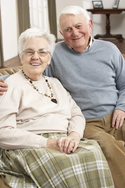 Retrato de casal de idosos felizes em casa — Fotografia de Stock