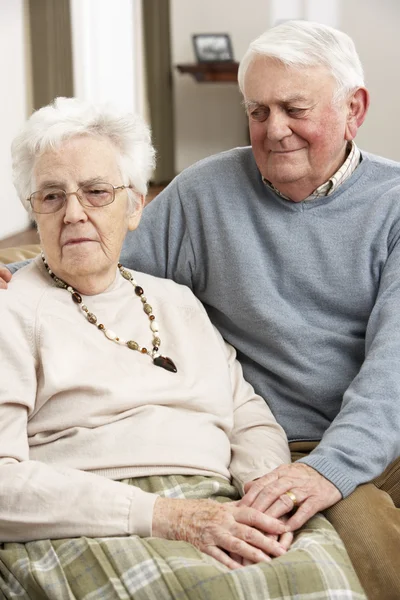Старший муж утешает жену дома — стоковое фото