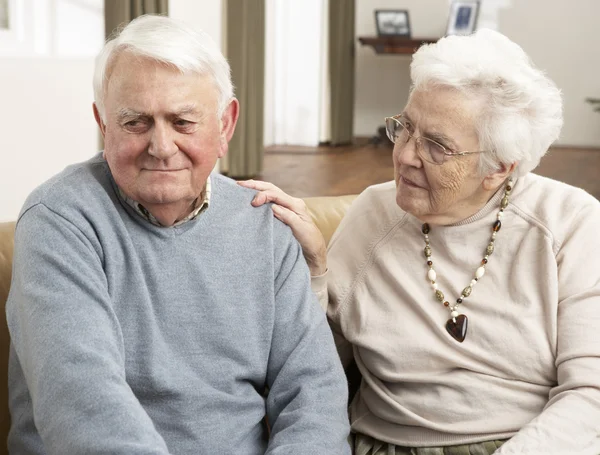 Anziana donna consolazione marito a casa — Foto Stock