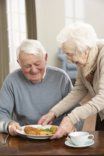 Старшая пара наслаждается совместным питанием — стоковое фото