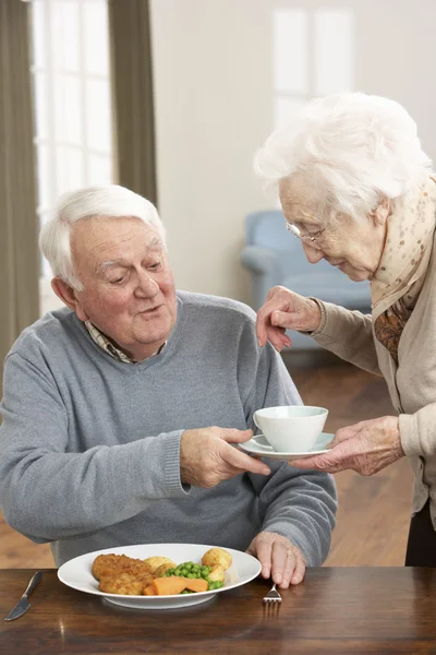 Couple de personnes âgées qui prennent leurs repas ensemble — Photo