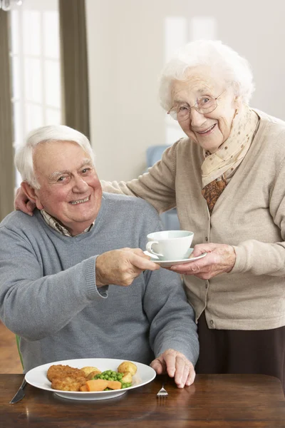 Starší pár, kteří požívají jídlo společně — Stock fotografie