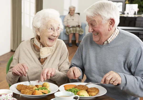 Starszy kobieta serwowane posiłki przez opiekuna — Zdjęcie stockowe