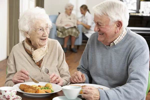 Старшая пара наслаждается совместным питанием — стоковое фото