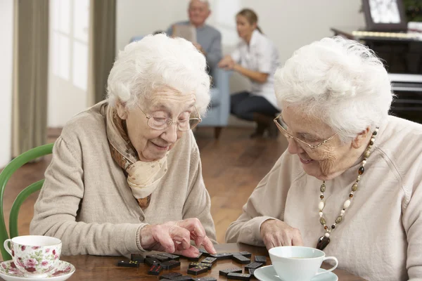 Duas mulheres seniores jogando dominó na creche — Fotografia de Stock