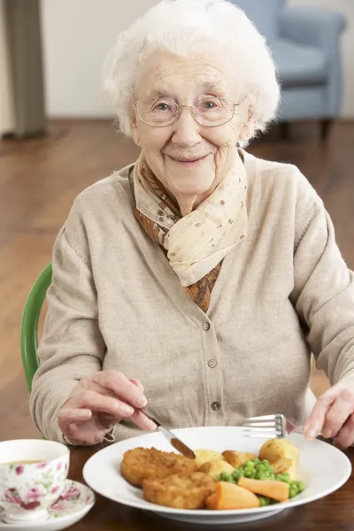 Starszy kobieta korzystających posiłek — Zdjęcie stockowe