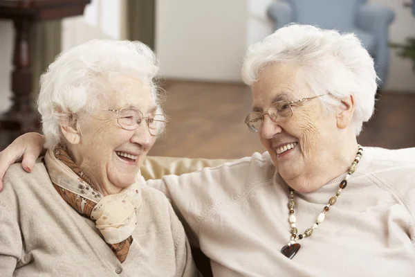 Duas mulheres idosas amigas no centro de dia — Fotografia de Stock