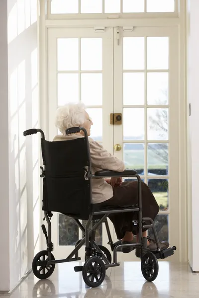 Behinderte Seniorin sitzt im Rollstuhl — Stockfoto