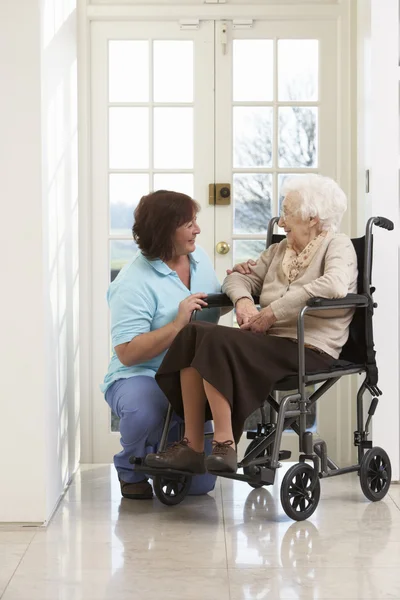 Opiekun z niepełnosprawnych starszy kobieta siedzi w wózku — Zdjęcie stockowe