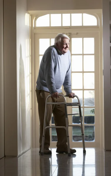 Oudere senior man met behulp van wandelen frame — Stockfoto