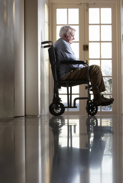Старший инвалид сидит в инвалидном кресле — стоковое фото