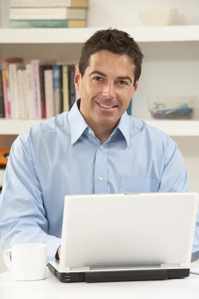 Dizüstü bilgisayar kullanarak evden çalışan adam — Stok fotoğraf