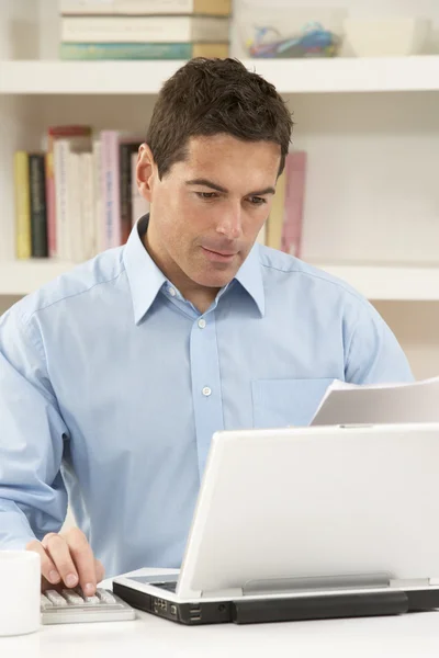 Man aan het werk vanuit huis met behulp van laptop — Stockfoto