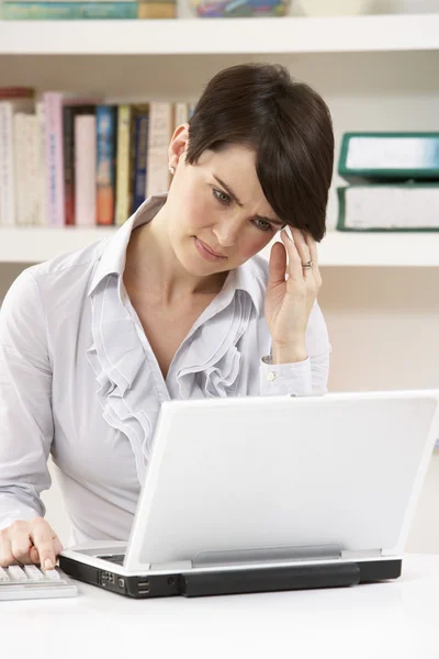 Martwi się kobieta szuka pracy w domu za pomocą laptopa — Zdjęcie stockowe