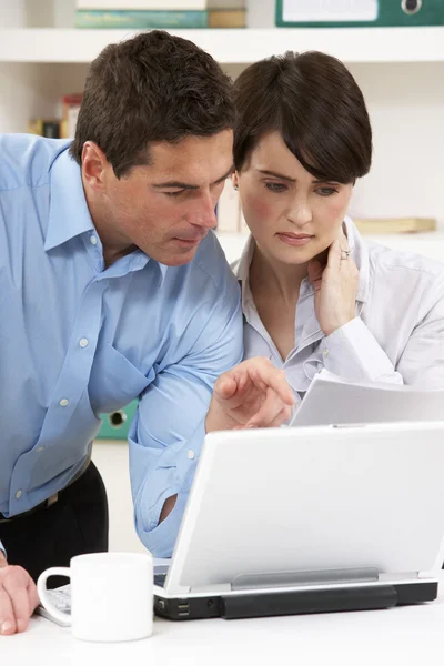 Worried Couple Working From Home Using Laptop — Stock Photo, Image