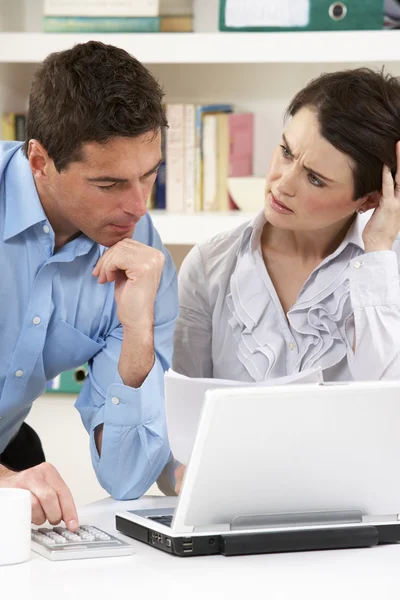 Worried Couple Working From Home Using Laptop — Stock Photo, Image