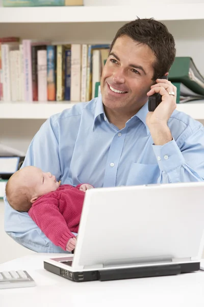 Babası ile yeni doğan bebek dizüstü kullanarak evden çalışma — Stok fotoğraf