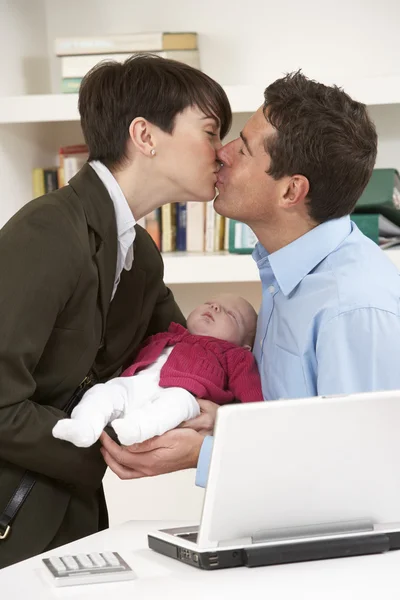 Mãe de trabalho deixando o bebê com o pai que trabalha em casa — Fotografia de Stock