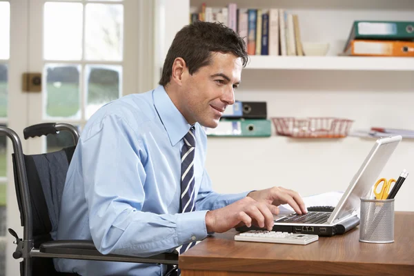 Людина працює з дому використовуючи ноутбук — стокове фото