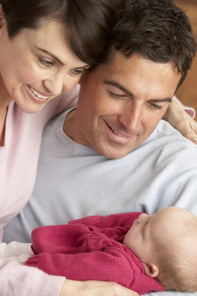 Porträt stolzer Eltern mit Neugeborenem zu Hause — Stockfoto