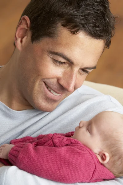 Портрет отца с новорожденным ребенком дома — стоковое фото