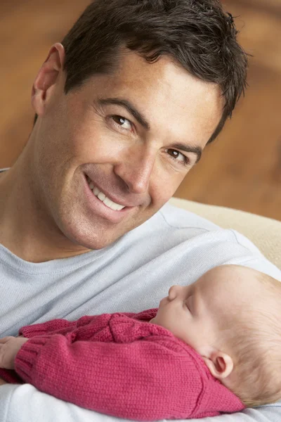 Yeni doğan bebek evde babamla portresi — Stok fotoğraf