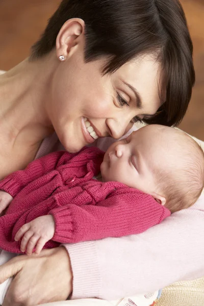 Retrato da mãe com bebê recém-nascido em casa — Fotografia de Stock