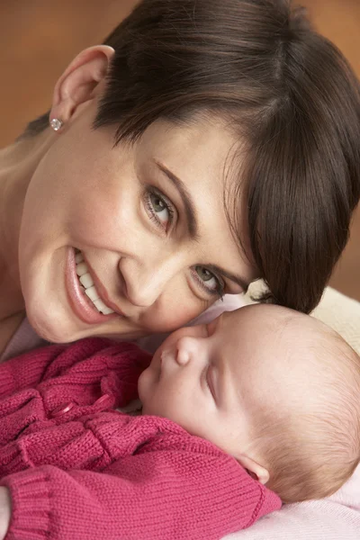 自宅で生まれたばかりの赤ちゃんと母親の肖像画 — ストック写真