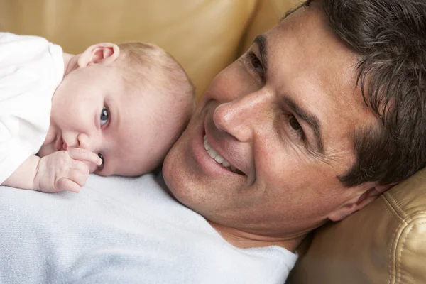 Portrét otce s novorozené dítě doma — Stock fotografie