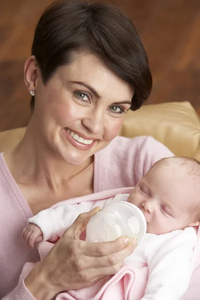 Portrét matka krmení novorozeného dítěte doma — Stock fotografie