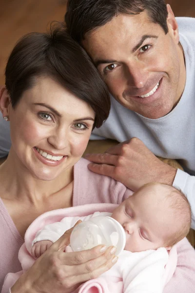 Portret rodziców karmienie noworodka w domu — Zdjęcie stockowe