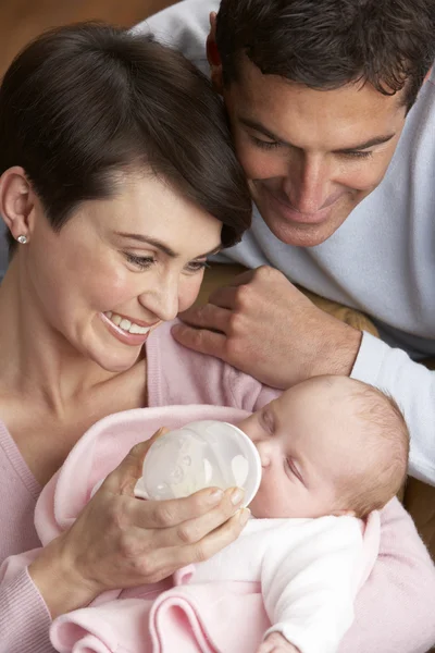 Portret van ouders voeden van pasgeboren baby thuis — Stockfoto