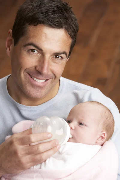 Portret ojca karmienia noworodka w domu — Zdjęcie stockowe
