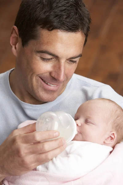 Retrato de pai alimentando bebê recém-nascido em casa — Fotografia de Stock
