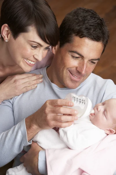 喂养新生宝宝在家里的父母的肖像 — 图库照片