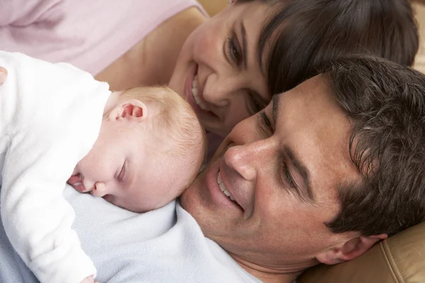 Retrato de pais orgulhosos com bebê recém-nascido em casa — Fotografia de Stock