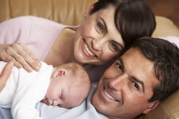 Portrett av stolte foreldre med nyfødte barn hjemme – stockfoto