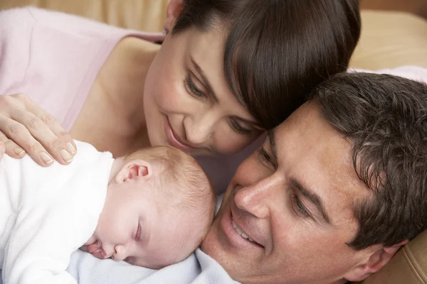Retrato de pais orgulhosos com bebê recém-nascido em casa — Fotografia de Stock