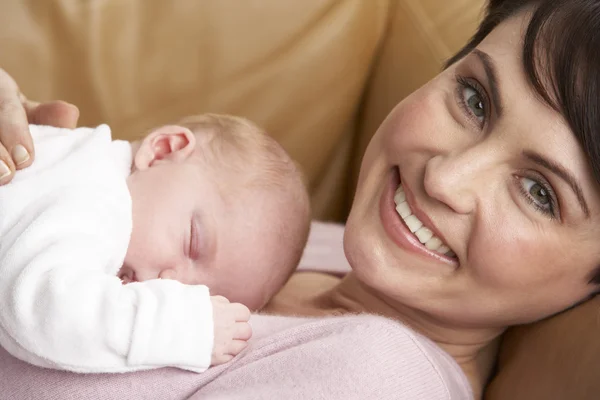 Porträt einer Mutter mit Neugeborenem zu Hause — Stockfoto