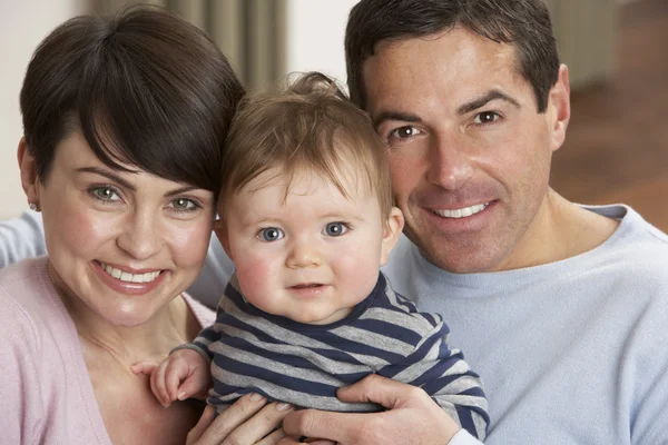 Portret van trotse ouders met baby zoon thuis — Stockfoto
