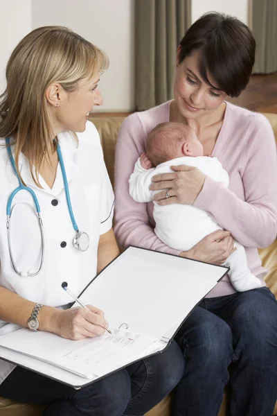 Matka z rozmowy z pielęgniarkę w domu noworodka — Zdjęcie stockowe