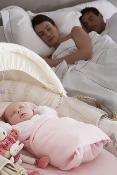 Yeni doğan bebek karyolası ebeveyn yatak odasında uyuyan — Stok fotoğraf