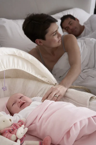 Pasgeboren baby huilen in bed in de slaapkamer van de ouders — Stockfoto