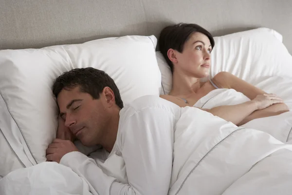 Couple avec des problèmes ayant un désaccord au lit — Photo