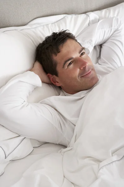 Mężczyzna relaksujący się w łóżku — Zdjęcie stockowe
