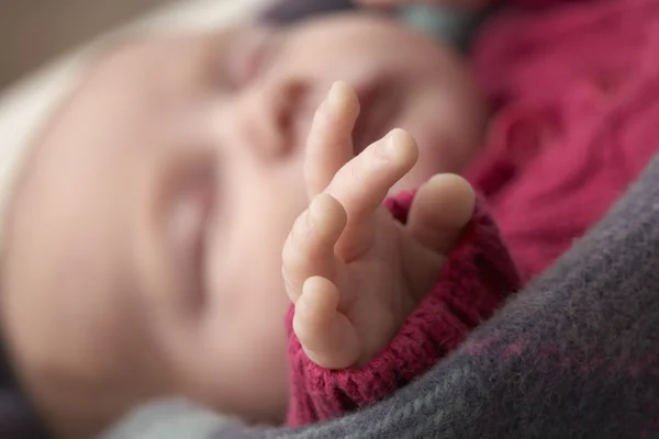 寝ている生まれたばかりの赤ちゃんの女の子の手のクローズ アップ — ストック写真